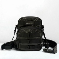 S5706-BALENCIAGA Army黑揉皺小羊皮拉鍊斜背包