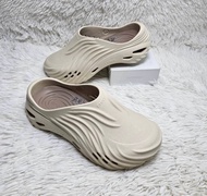 รองเท้าผู้ชายcrocs รุ๋น Echo wave clog ซึ่งเป็นอีกหนึ่งรุ่นยอดนิยมในสายสตรีทแฟชั่นที่ผสมความสบาย