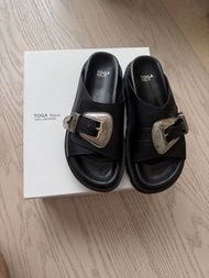 TOGA PULLA 黑色皮帶扣厚底涼鞋