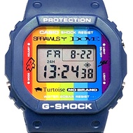 G-SHOCK CASIO DW-5600SF-2 手錶，與 We Love Surfing 合作推出的聯名款，採用彩虹錶盤和心形 EL 顯示器。 2006 年發售。可在三國丘店購買。