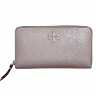 快速出貨！【TORY BURCH】浮雕LOGOㄇ型拉鍊長夾附鍊條證件夾-紫藕灰