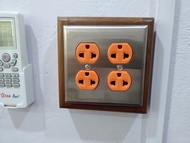 บล็อก ไม้สักติดผนัง+เต้ารับผนัง R270U 2 ช่องเสียบและ 4 ช่องเสียบ