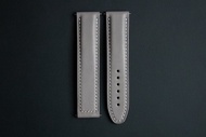 淺灰色 Barenia 小牛皮錶帶，適用於 Omega 摺疊錶扣