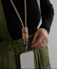 🇯🇵 現貨 ear PAPILLONNER 金屬釦飾皮革手機掛繩 手機背帶