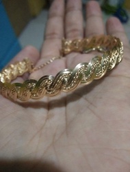 10k twisted bangle