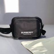 男女通用情侶背包 戰馬斜背包男 BURBERRY背包 相機包 小方包 黑色帆布背包 時尚百搭休閒背包 商務通勤男包女包 小背包男