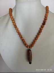 1.5寸蓮師法帽天珠配8mm 108粒36寸橡筋繩穿成崖柏珠串。