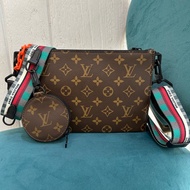 LV 原花黑牛皮壓紋Trio黑釦寬背帶三合一肩斜背包M59681