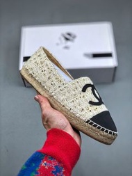 合集圖 💰490 CHANEL 漁夫全新禮盒版本 經典款香奈兒漁夫鞋 萬年長青款 各路網紅單品 春夏百搭款 牛仔褲 短褲輕鬆駕馭 原版一比一開模 99%還原正品100針麻繩上線，雙雙純手工品質保證 原