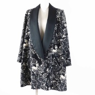 香奈兒 (CHANEL) P60011 棉質大衣，真絲襯裡，飾有 Coco Mark 紐扣，成色極佳。黑色和淺米色印花披肩顏色大衣。尺寸 36。法國製造。正品。女款。