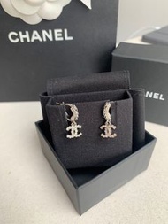 全新Chanel 22B  logo吊墜耳環