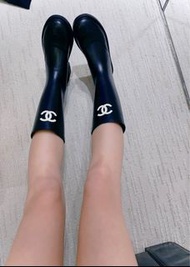 深藍色 不下雨也要穿的神靴 主播邱薇而的❤️CHANEL 超夯雨靴 38碼 香奈兒雙C logo 神靴