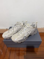 New Balance 827 米白色運動鞋