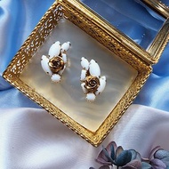 美國西洋古董飾品 / WEISS牛奶玻璃金色玫瑰夾式耳環 /復古珠寶