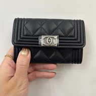 Chanel 黑荔枝皮霧銀釦Boy下蓋卡包
