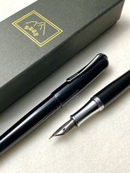 3952老山羊-BON1 曜石黑 亮面鋼琴烤漆 彈鋼刀尖(闕月刀)鋼筆