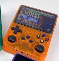 R36s Retro คอนโซลเกมมือถือ Linux ระบบ 3.5 นิ้วหน้าจอ IPS แบบพกพา 64GB เครื่องเล่นวิดีโอเปิดแหล่ง Gam