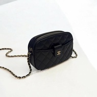 CHANEL 24S黑荔枝皮前口袋MINI相機包 AP3998