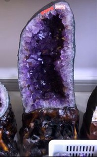 極度收藏的🤩🤩紅極光紫晶洞，颗粒🔮大颜色紫，完美無瑕，差不多每一個果粒都是🔥🔥🔥紅極光😍😍😍，想找另一個也不是完全20個至30個裏面可以找到的一個，晶凝通透深紫色🔮的透光，心動不如行動，沒有另一個可以