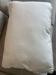 Donki 白色枕頭(只用過一次）購自Donki
