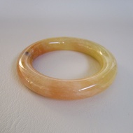 กำไลหยกพม่า Nephrite ขนาดวงใน 58.8mm กว้าง 13.8mm สีน้ำผึ้งสวยงามสวมใส่ได้ทุกเพศ