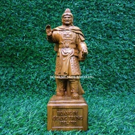 Tượng hoàng đế Quang Trung Nguyễn Huệ gỗ bách xanh