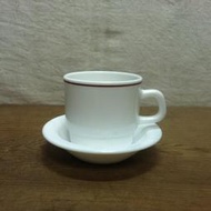 WH8206【四十八號老倉庫】全新 早期 法國製 ARCOPAL 素白紅褐邊 牛奶玻璃 咖啡杯 220cc 1杯1盤價