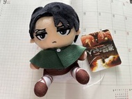 進擊的巨人 兵長里維坐姿公仔掛飾 levi 進巨 吊飾 keyring 