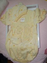 范倫鐵諾  全新彌月禮盒(棉的.厚的 整套長袖兔裝.帽子.手套.襪鞋)黃色的男女寶寶都可穿