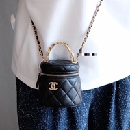 【97新 ✨ 全網最低價！】 Chanel 香奈兒  22B黑金琺瑯手柄 手提包 水桶包 化妝包 羊皮  （下單前先詢問庫存❗️）