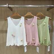 V-neck 3-hole mesh shirt with 3D flowers
