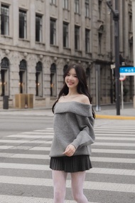 Kns25 Mira Knit Off-Shoulder Sweater เสื้อไหมพรมเปิดไหล่ถักแน่น
