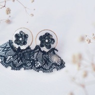 午夜的森林。芍藥花扇形蕾絲耳環。鑽石黑