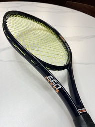 HEAD 660 Classic 網球拍 拍面：多為中拍面（95-105平方英寸），兼顧甜區與穩定性 重量：穿線後約280-320g，平衡點偏向頭輕，適合一般揮拍習慣 拍框厚度：約22-26mm