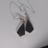 Anting batu hitam segitiga