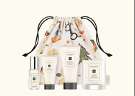 1200+好評❤️現貨‼️JO MALONE 祖馬龍 香氛聖誕袋套裝 🎄✨ 套裝內容： • 牡丹與胭紅麂絨古龍水 9ml 🌸 • 英國梨與小蒼蘭手部及身體沐浴凝膠 50ml 🍐 • 青檸、羅勒與柑橘護