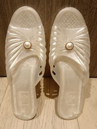 Brand new slippers全新拖鞋 (milky colour, size 37，hkd 100/3 items