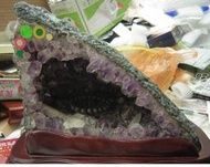 【采鑫坊】天然紫水晶洞(紫晶洞)~高26公分 贈特製底座~《自取免運費.免郵資》