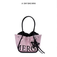 กระเป๋าผู้หญิง ประเทศไทย MERGE ขนาดเล็ก mini กระเป๋าโท้ต 2025 กระเป๋าแฟชั่นใหม่แบบเฉพาะกลุ่ม กระเป๋า