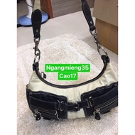 Branded bag made of even though the leather is defective and discolored as a gift