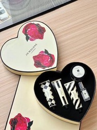 Jo Malone London 祖瑪瓏祖馬龍帶刺玫瑰禮盒五件套！ 內含：藍風鈴身體霜50ml，藍風鈴香水9ml，護手霜30ml*2（海鹽英國梨，青檸）