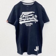 古著 SUPERDRY 短袖印花 T 卹，圓領，復古設計，海軍藍