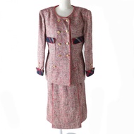 【持續更新】成色極佳 ★ 罕見復古香奈兒 (CHANEL) 女款外套半裙套裝，飾有 Coco 紐扣，多色，尺寸 40/40，法國製造