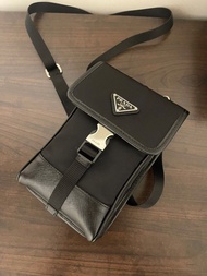PRADA 豎款 斜孭袋 手機包 男女同款 黑色