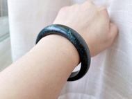 【親翠】天然翡翠 打不透烏雞帶星點綠藝術美手鐲57.5圈口