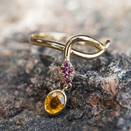 14k 金戒指，鑲嵌黃色藍寶石、玫瑰色藍寶石和鑽石。