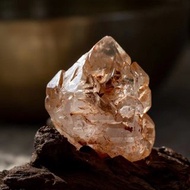 全脈輪療癒 古老 紅泥 骸骨 骨幹水晶 獨特 純天然 螢光 原礦