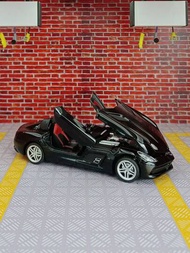 1個1/32比例黑色高性能超級敞篷跑車模型,使用鋅合金製成,可打開門,多個部件可以移動。高度模擬汽車模型,帶有聲音和光線功能,適合兒童收藏和展示。適合作為孩子的禮物。