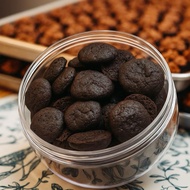 BLACKOUT CRUNCHY COOKIES .