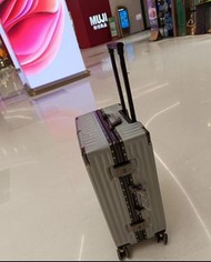 26吋鋁框行李箱（只使用過一次）十分新淨